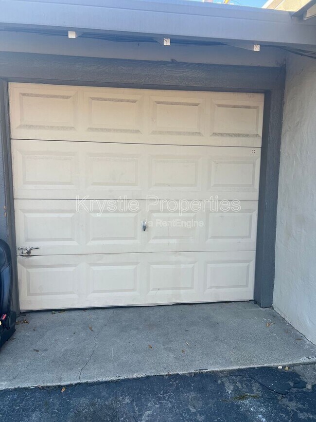 Building Photo - 2021 Red Robin Ln