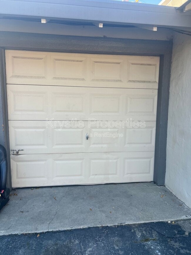 Building Photo - 2044 Red Robin Ln