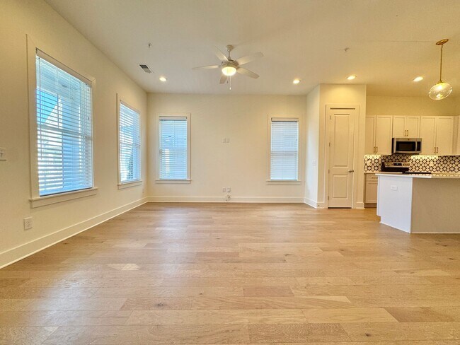 Building Photo - 3 Bedroom, 2.5 Bathroom Home w/ 2 Car Garage in Downtown Franklin