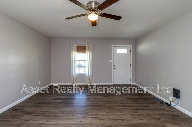 Building Photo - 524 Midlake Dr NE