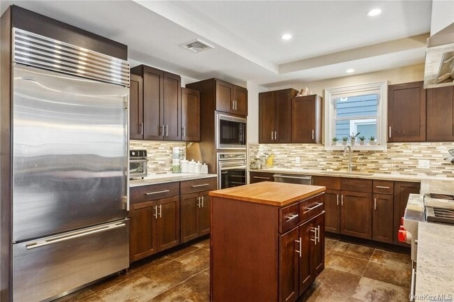 Building Photo - 225 E Walnut St