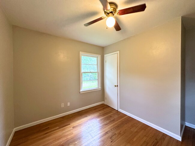 Building Photo - 916 Delmar Dr