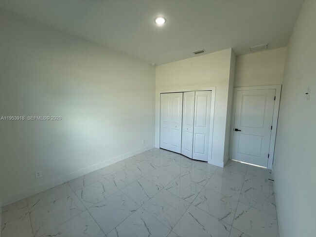 Building Photo - 1121 Florence St E