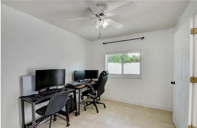 Building Photo - 965 Orchid Dr