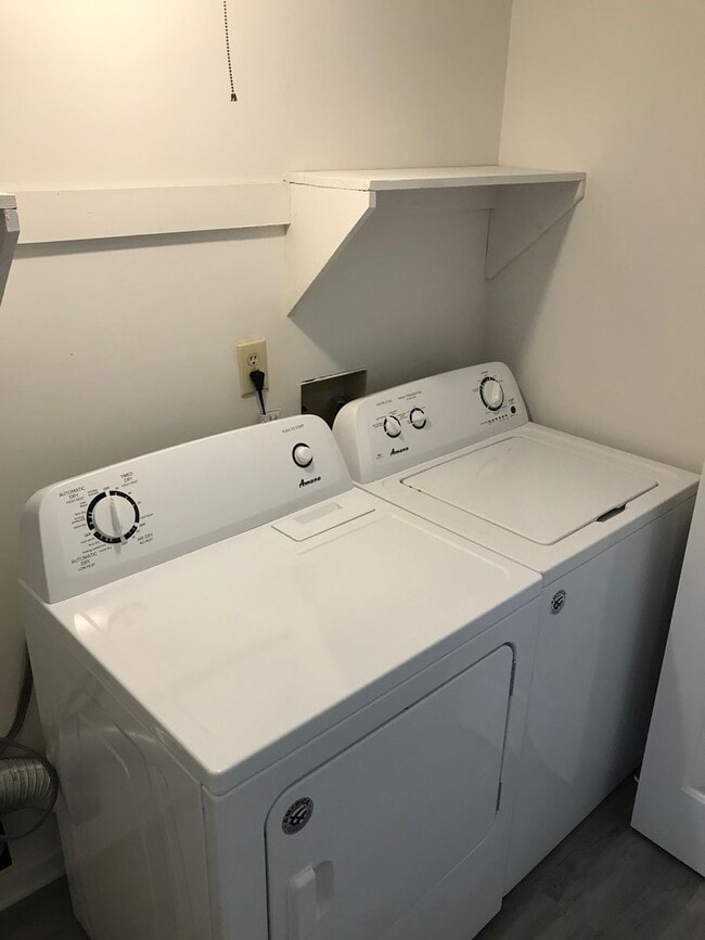 Building Photo - 2 bed/2.5 bath Unit in Sleepy Hollow!