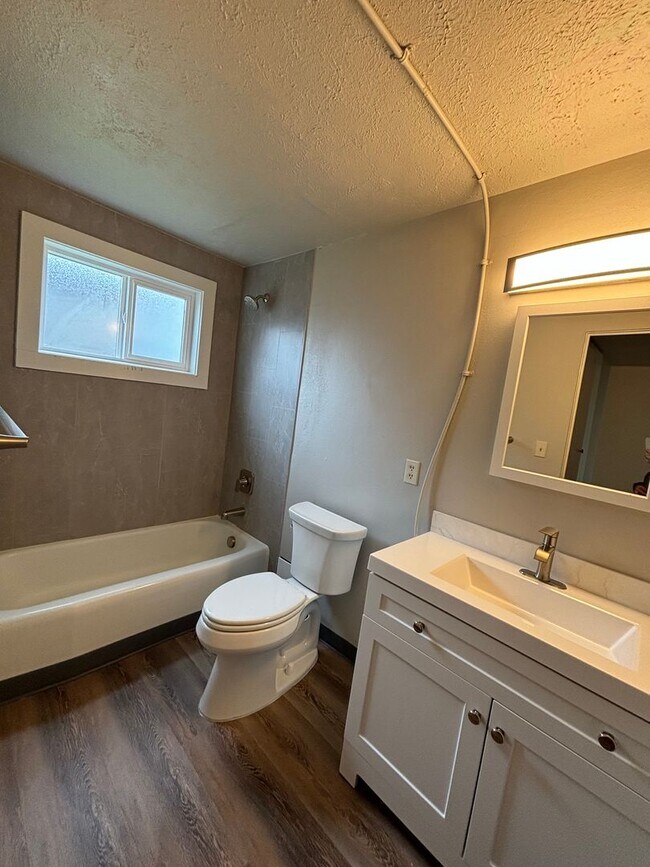 Building Photo - 1404 Toole Ave