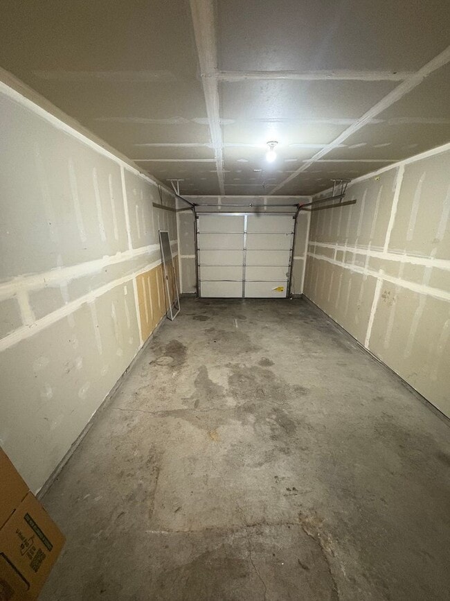 Building Photo - Updated Unit Close to Little League Fields