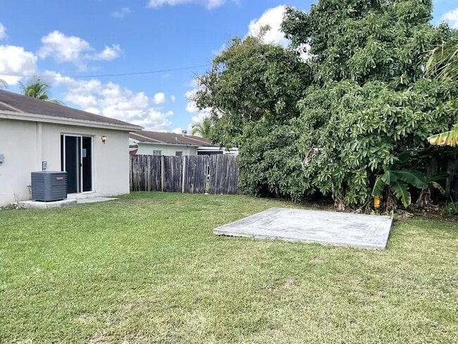 Building Photo - 6314 Plunkett St