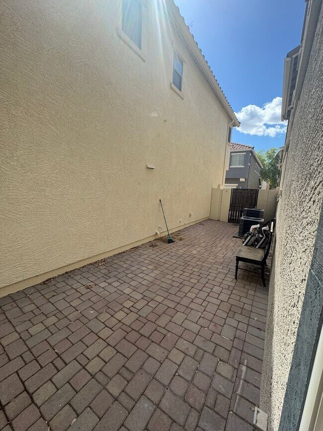 Building Photo - 4 BEDROOM HOME IN POWER RANCH