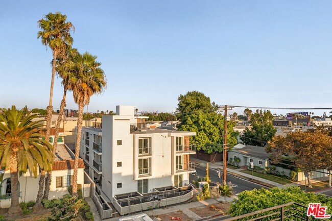 Building Photo - 807 N Detroit St