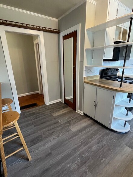 Kitchen - 1800 N Rosewood Ave