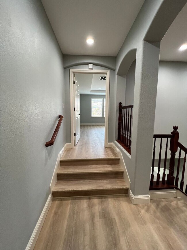 Building Photo - Desirable and Spacious 5-Bedroom Home in Empire Ranch!