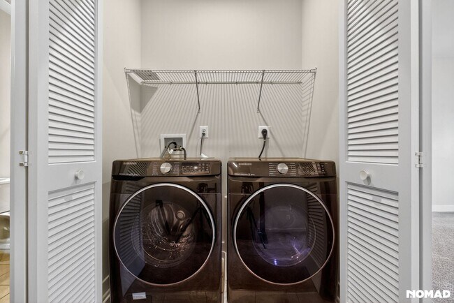 Building Photo - Spacious 4BR 3BA Townhome