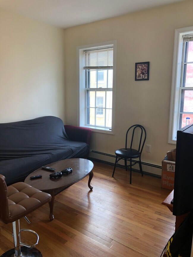 Building Photo - 3 Bed 2 Full Baht in Beacon Hill, Heat, Hot Water Included, Laundry on a Site