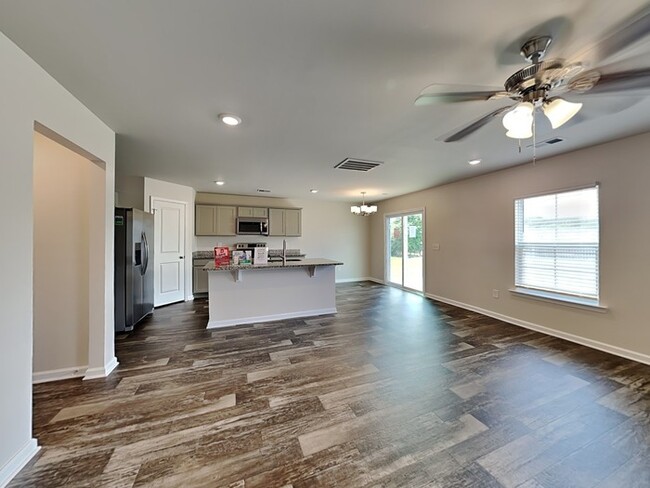 Building Photo - Coming Soon!! Burnside Farms near USC, Dow...