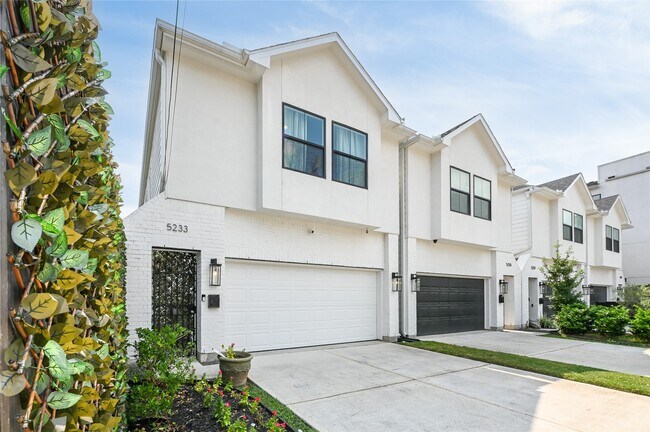 Building Photo - 5233 Darling St