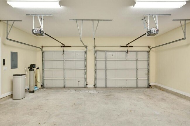 Building Photo - 118 N Buckhorn Dr