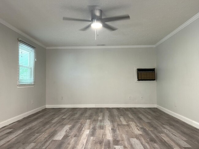 Building Photo - Charming Split-Level Home with Spacious Yard & Modern Updates – Ideal Location!