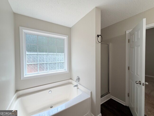 Building Photo - 11 Woodvine Ct