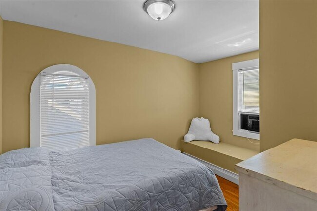 Building Photo - 11 Young St