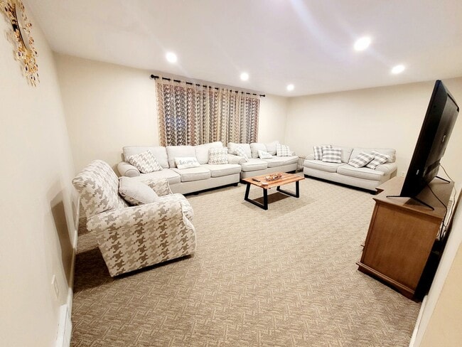 Building Photo - 78 Lemans Dr