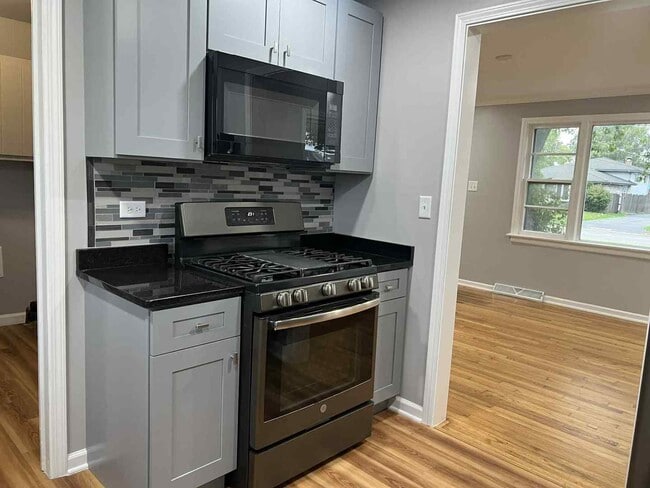 Building Photo - 7621 Odell Ave