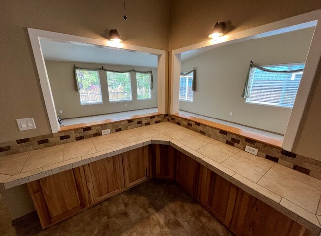 Building Photo - Spacious Westside 3-Bdrm + office & fenced yard!