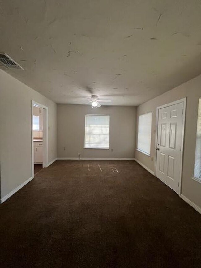 Building Photo - 1906 Bosque Blvd