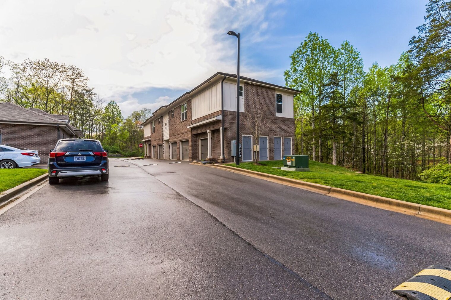 Building Photo - 811 Creekside Terrace Way