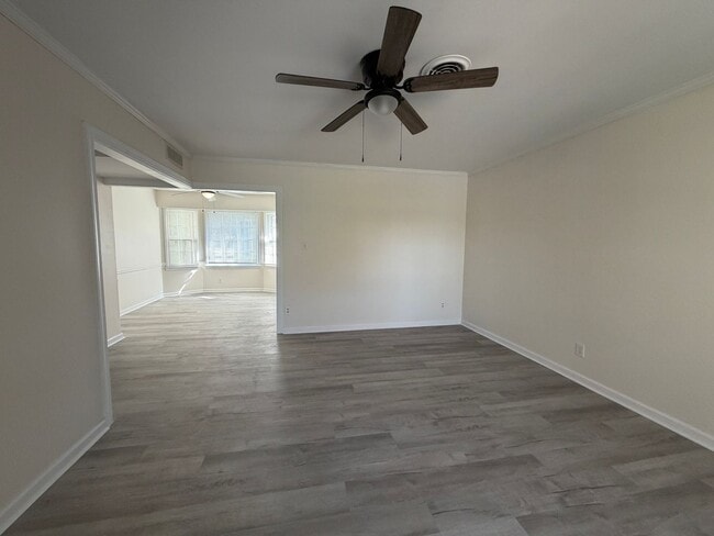 Building Photo - Large Home suitable for Residence or Business