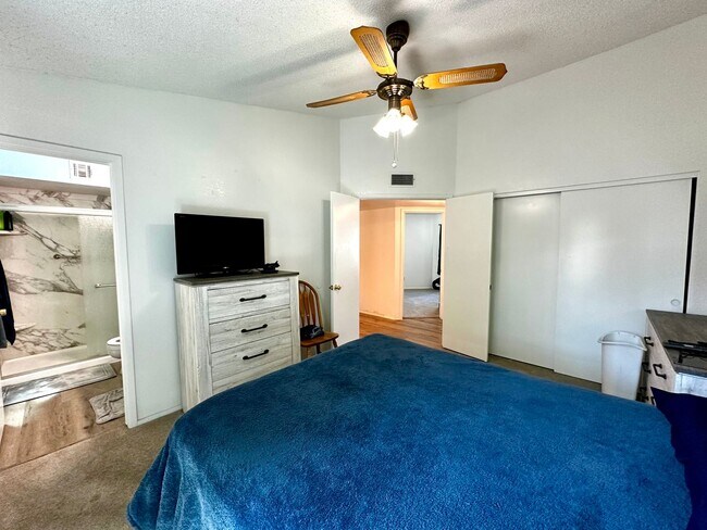 Building Photo - UPDATED 3 BEDROOM 2 BATHROOM CONVENIENTLY ...