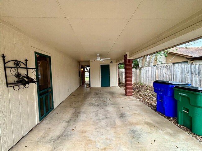 Building Photo - 808 Lone Star Dr