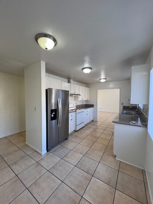 Building Photo - Light-Filled 4-Bed in San Pedro | Garage Parking, Utilities Included, Prime Location