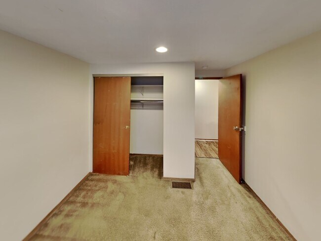 Building Photo - 94 E 18th Ave