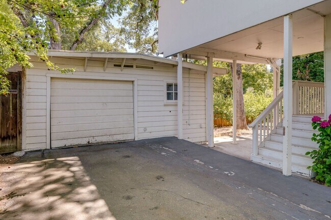 Building Photo - Private 2-Bedroom Fair Oaks Duplex with Gated Driveway & Garage!