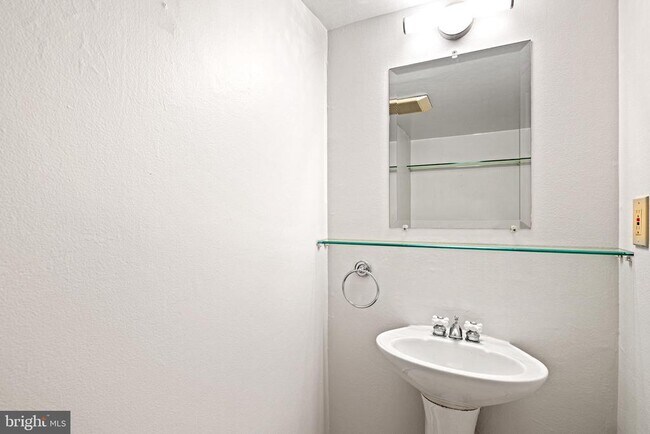 Building Photo - 1008 Spruce St