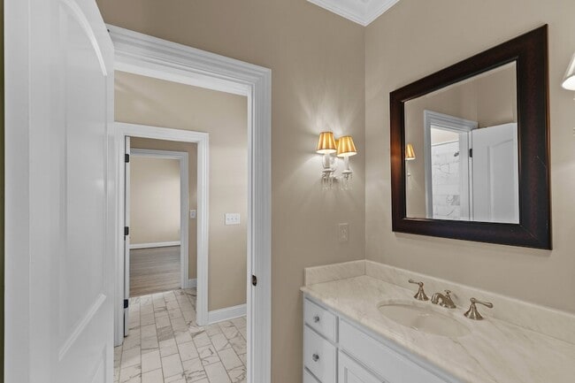 Building Photo - 2019 Overhill Dr