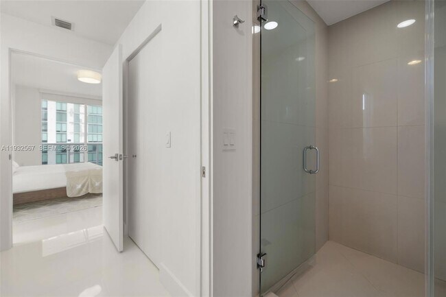 Building Photo - 600 NE 27th St