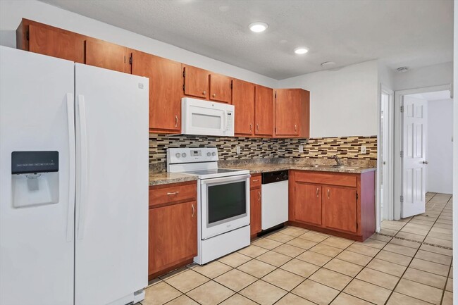 Building Photo - Nicely updated 2 bed/ 1 bath + Den near Sa...