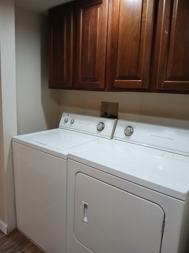 Building Photo - 513 S Ash St