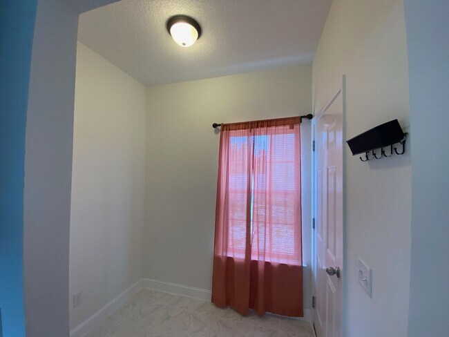 Building Photo - Home For Rent