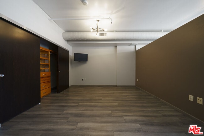 Building Photo - 1100 S Hope St