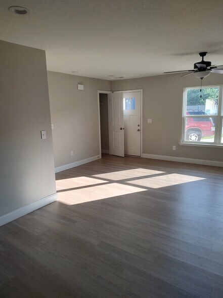 Building Photo - 1607 N Green River Rd
