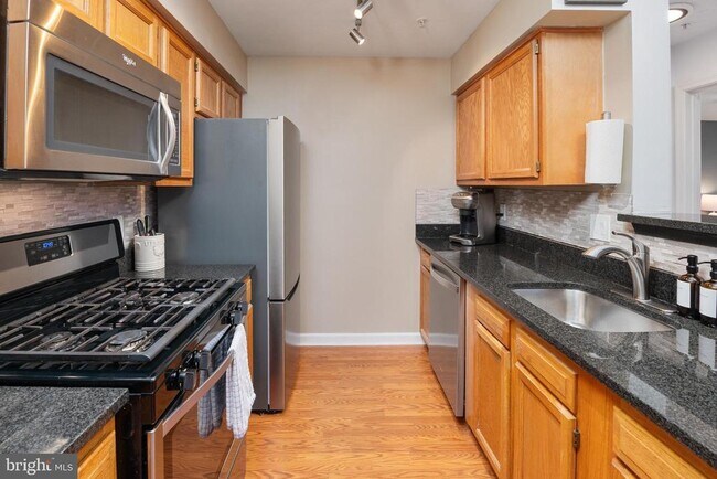 Building Photo - 8961 Town Center Cir