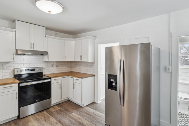 Kitchen under cabinet lighting - 2878 Kimmel St