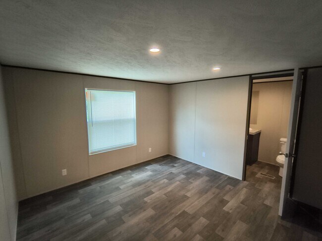 Building Photo - 112 Southlake Dr.