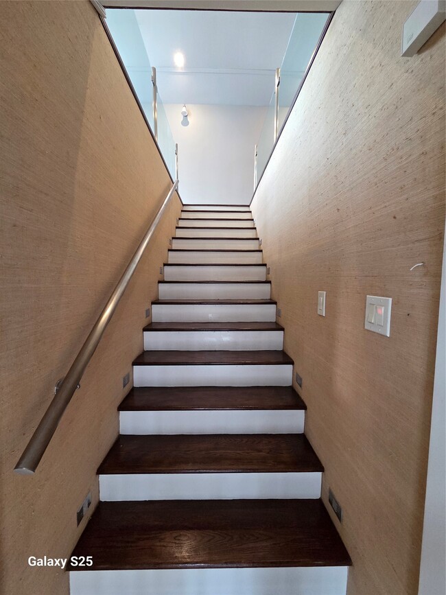 Building Photo - 102 E 5th St