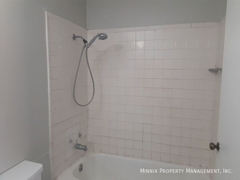 Building Photo - 1606 Yonkers St