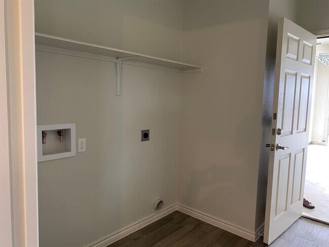 Building Photo - 525 CR 306