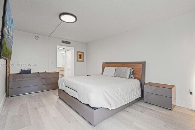 Building Photo - 3375 N Country Club Dr